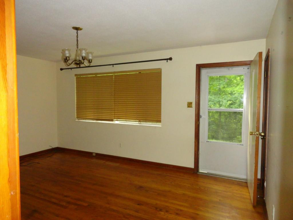 19655 Federal Road Bristol, VA 24202 - Photo 4 of 36 Living room window door