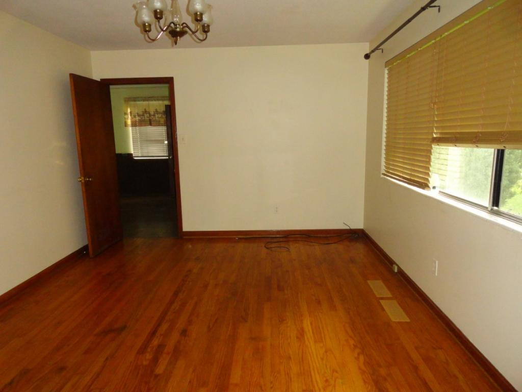 19655 Federal Road Bristol, VA 24202 - Photo 5 of 36 living room