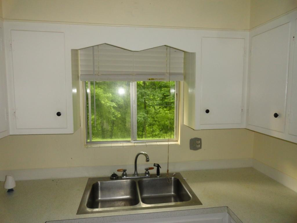 19655 Federal Road Bristol, VA 24202 - Photo 8 of 36 Kitchen sink cabinets