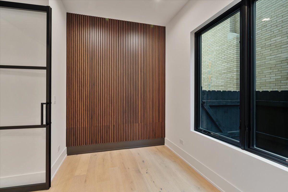849 Sheridan Road Wilmette, IL 60091 - Photo 25 of 73 a view of hallway with a large window