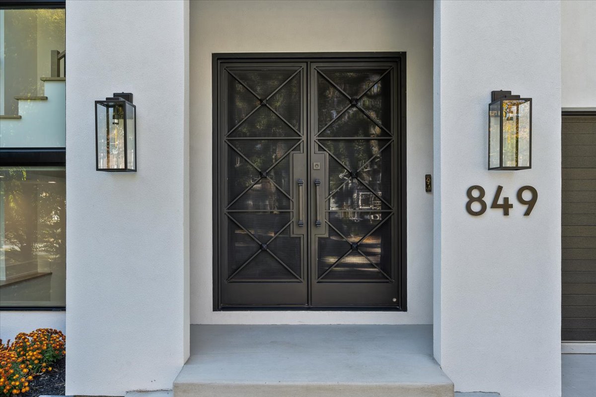 849 Sheridan Road Wilmette, IL 60091 - Photo 4 of 73 a view of a door and a window