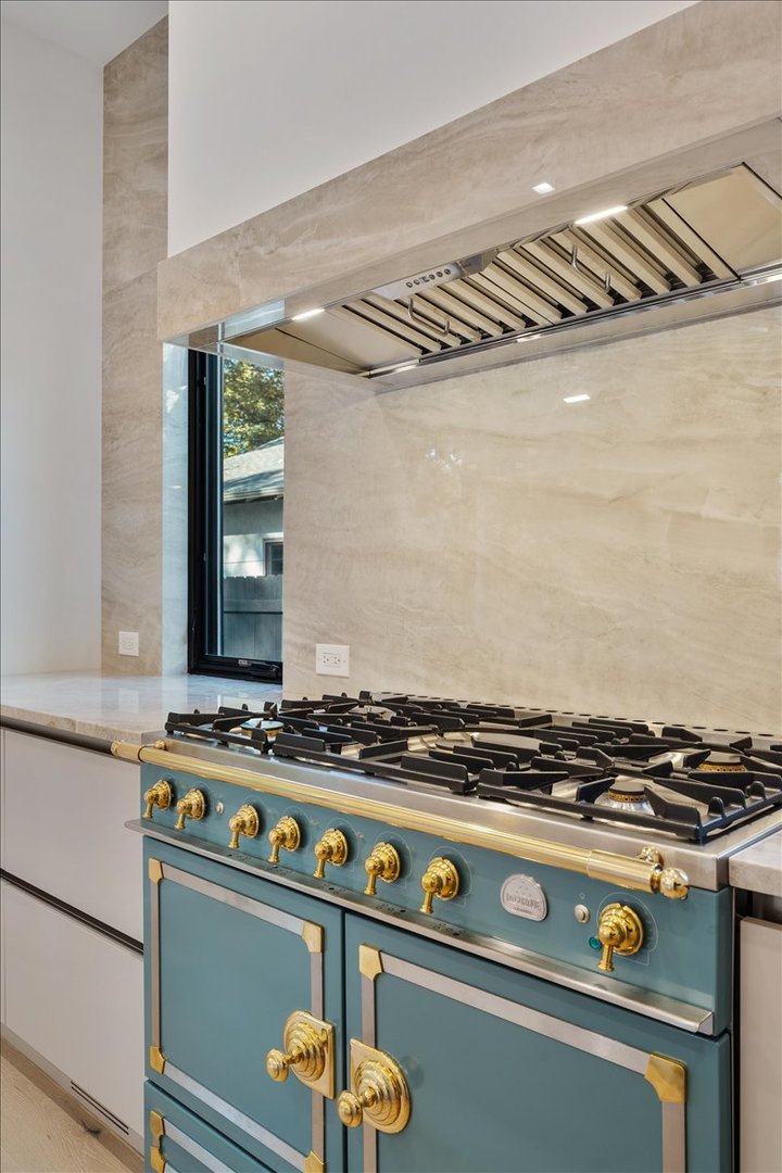 849 Sheridan Road Wilmette, IL 60091 - Photo 68 of 73 a close view of stove top oven