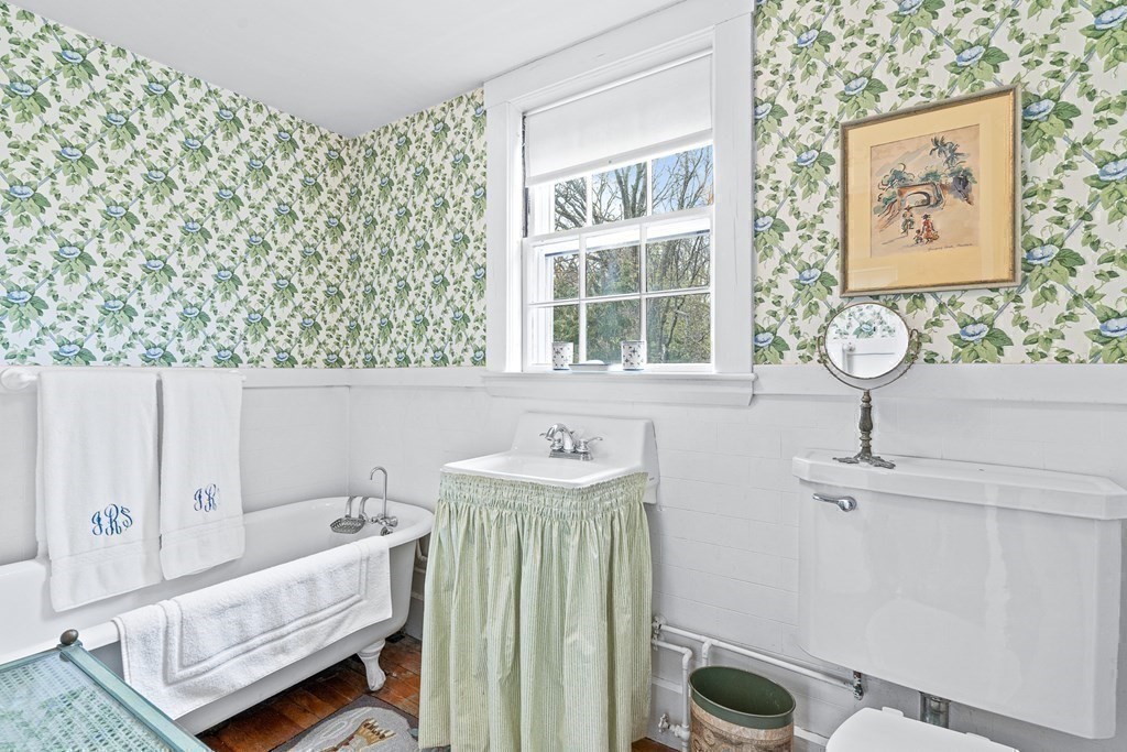 218 Middlesex Road Brookline, MA 02467 - Photo 25 of 30 a bathroom with a bathtub sink and mirror