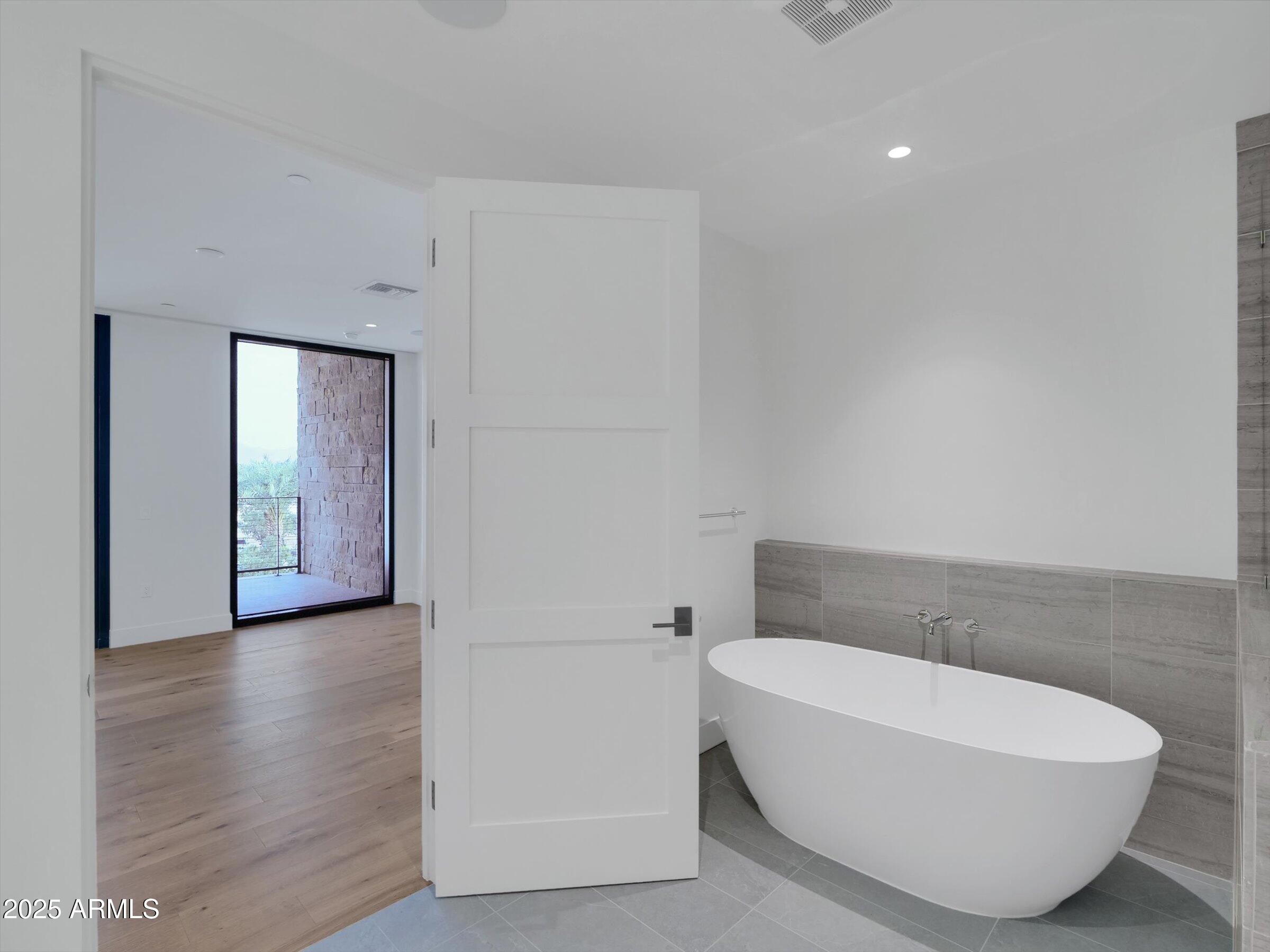 5000 North Camelback Ridge Drive, Unit 409 Scottsdale, AZ 85251 - Photo 28 of 71 Primary Tub