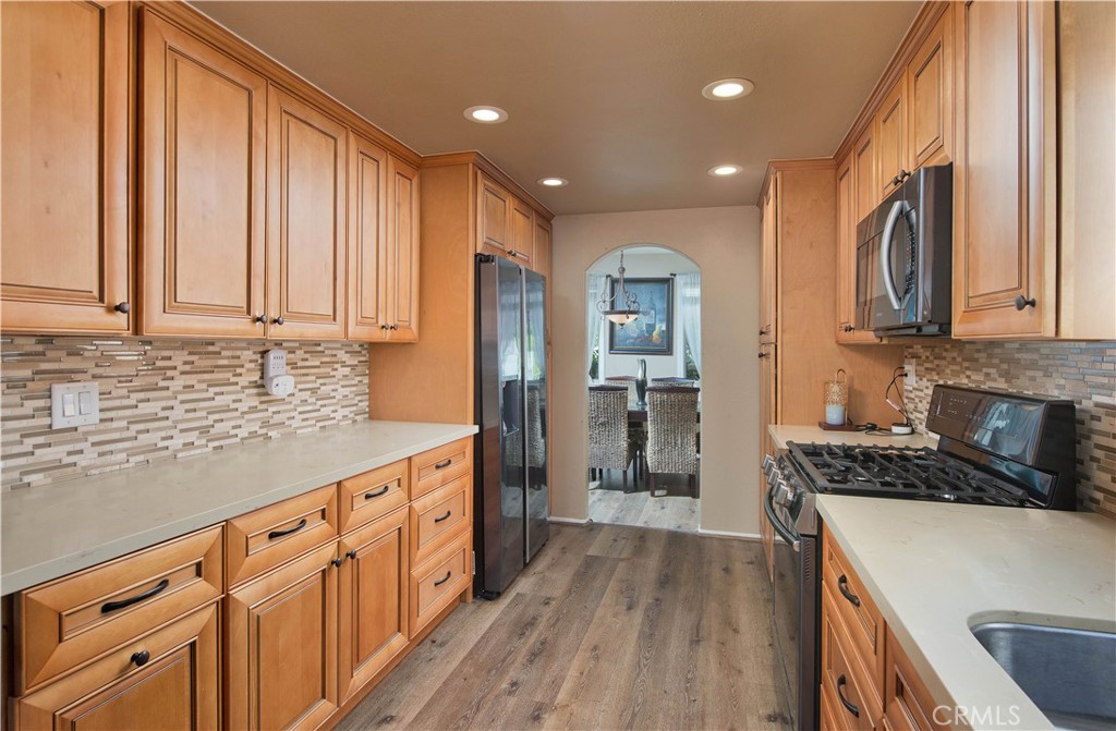 25829 Blake Court Stevenson Ranch, CA 91381 - Photo 10 of 33 Kitchen
