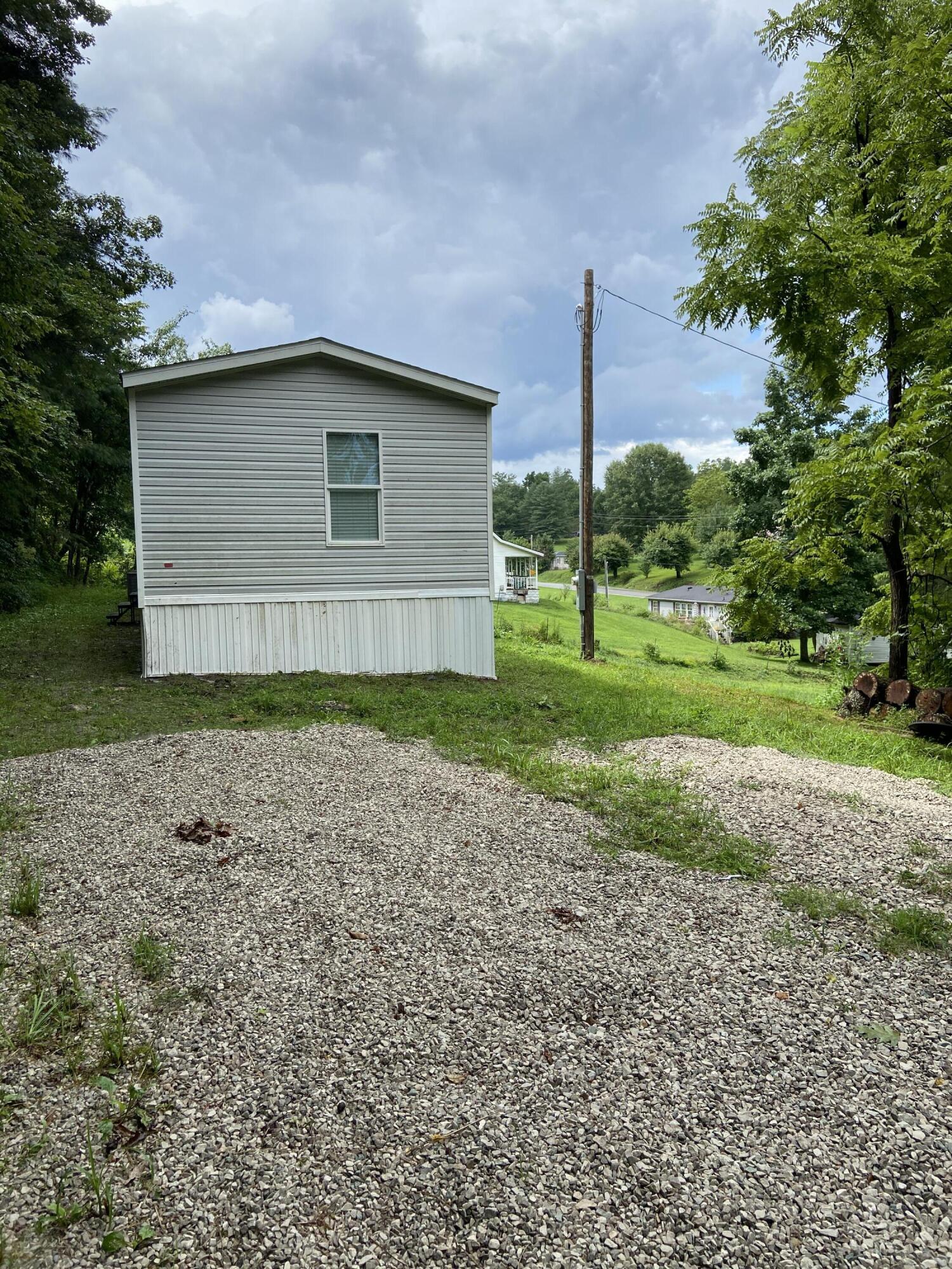 1135 Highway 15 Campton, KY 41301 - Photo 3 of 31 IMG_5911