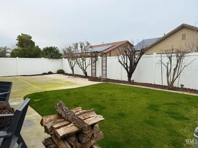 a view of a house with backyard