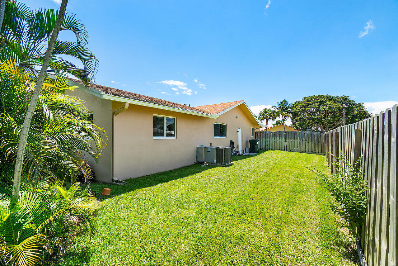 1300 Southwest 14th Avenue Boca Raton, FL 33486 - Photo 25 of 33 Sideyard room for boat