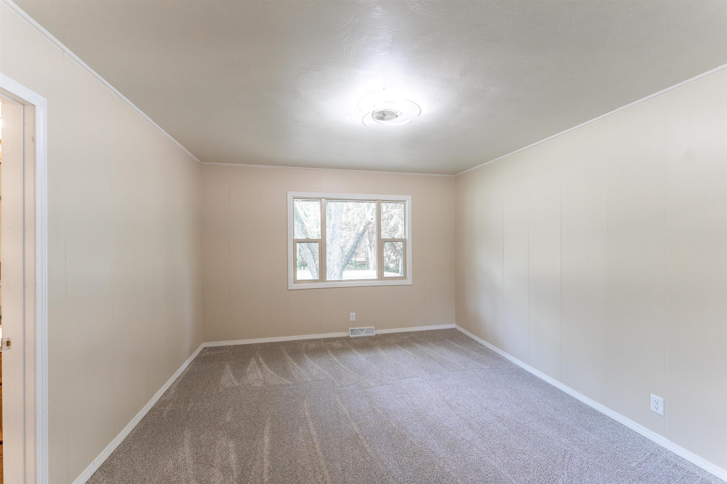 1162 South Bradley Road Oregon, IL 61061 - Photo 36 of 78 an empty room with a window