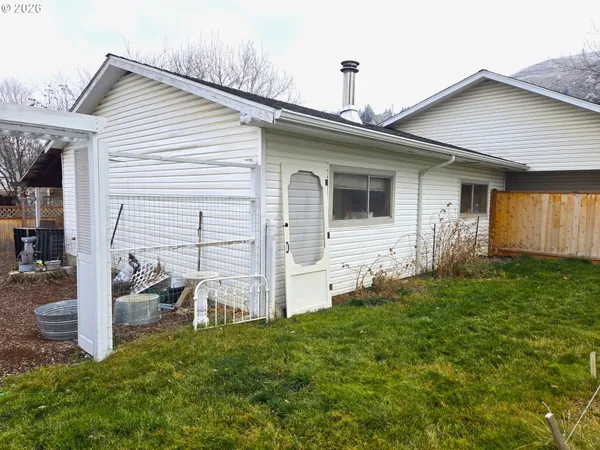 a front view of house with yard
