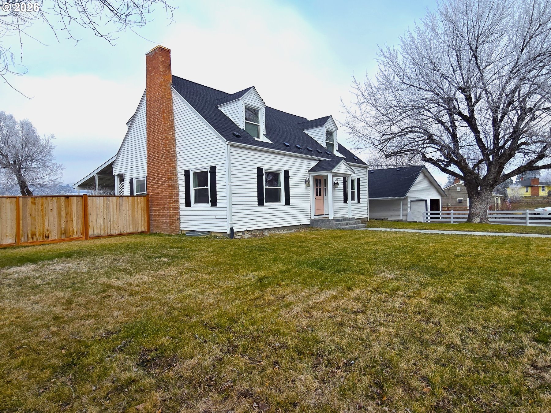 633 Southeast Hillcrest Road John Day, OR 97845 - Photo 2 of 48 a house view with wooden fencing