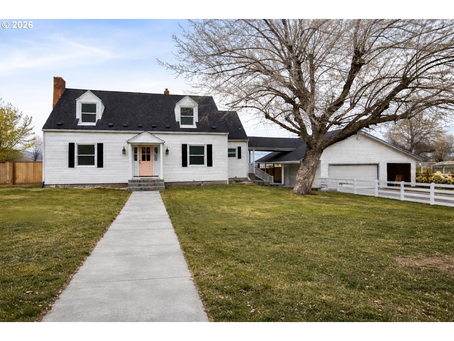 633 Southeast Hillcrest Road John Day, OR 97845 - Photo 3 of 48 a front view of a house with a yard