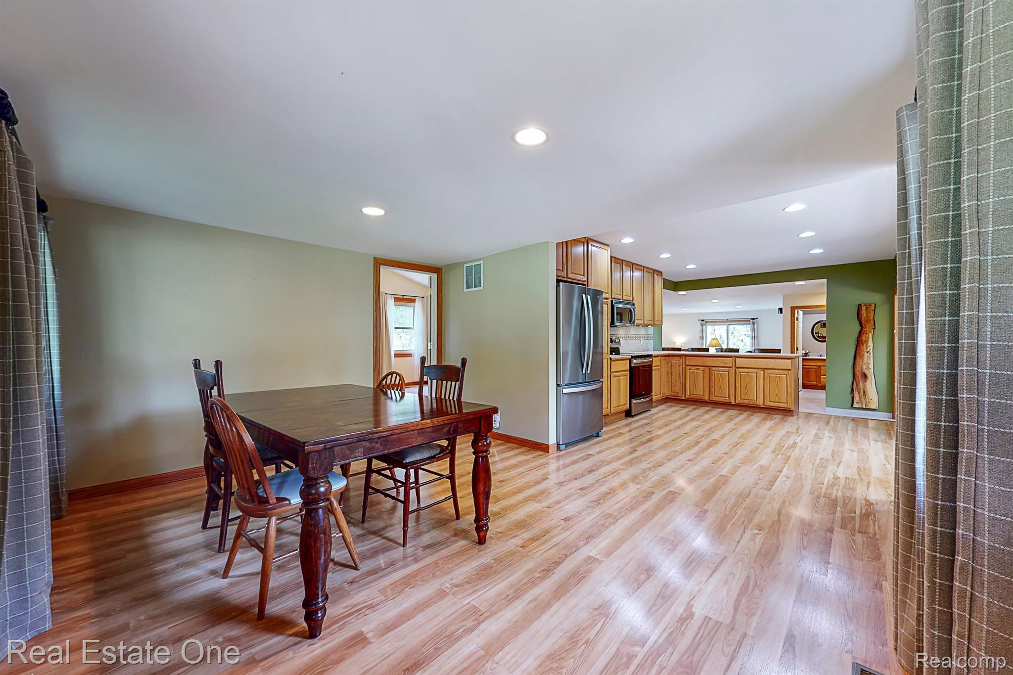 7448 Sharp Road Swartz Creek, MI 48473 - Photo 8 of 49 Eating area open to the kitchen.