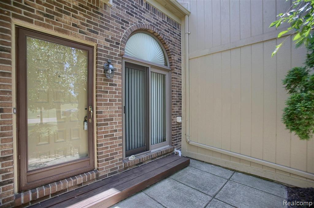 2403 Rochelle Park Drive Rochester Hills, MI 48309 - Photo 2 of 30
