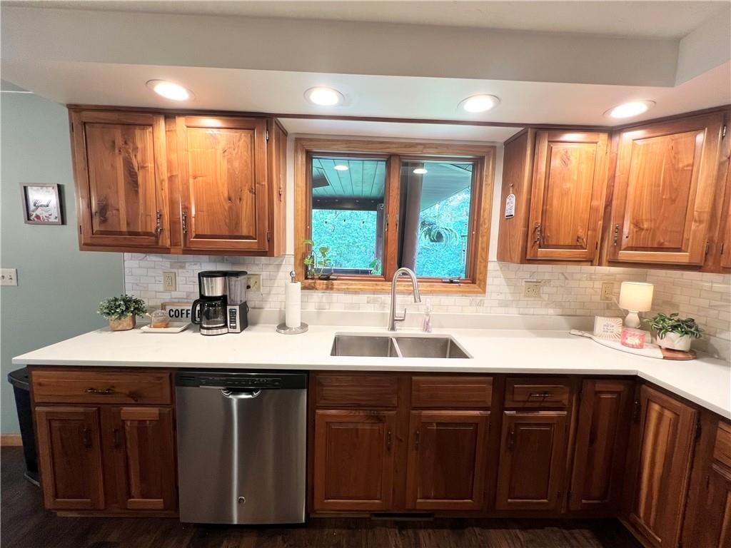 133 Woodcrest Road Butler, PA 16002 - Photo 8 of 46 Quartz counter w/stone backsplash