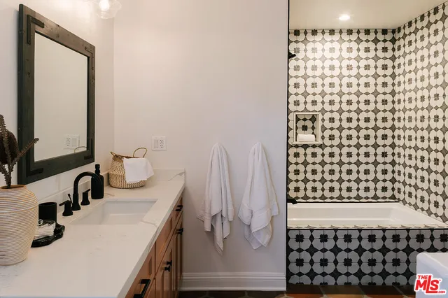 $2,595,000 | 910 Masselin Avenue, Los Angeles, CA 90036