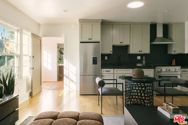 $2,595,000 | 910 Masselin Avenue, Los Angeles, CA 90036