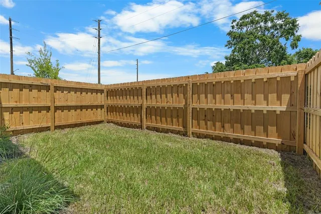 a view of a back yard