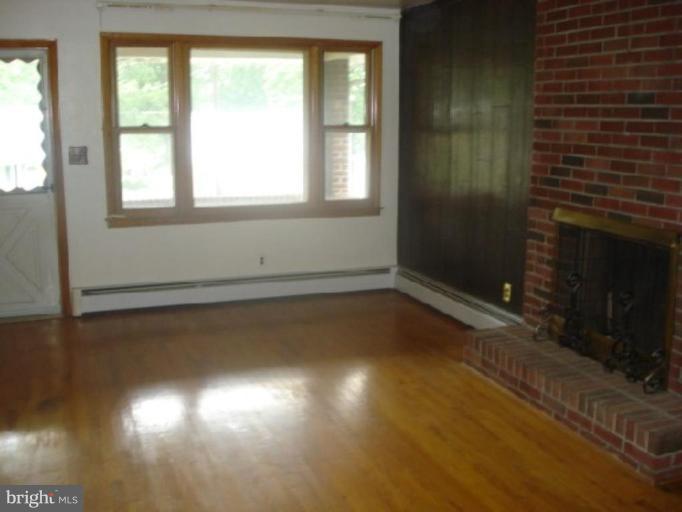 312 Savannah Road Essex, MD 21221 - Photo 3 of 7 Living Room