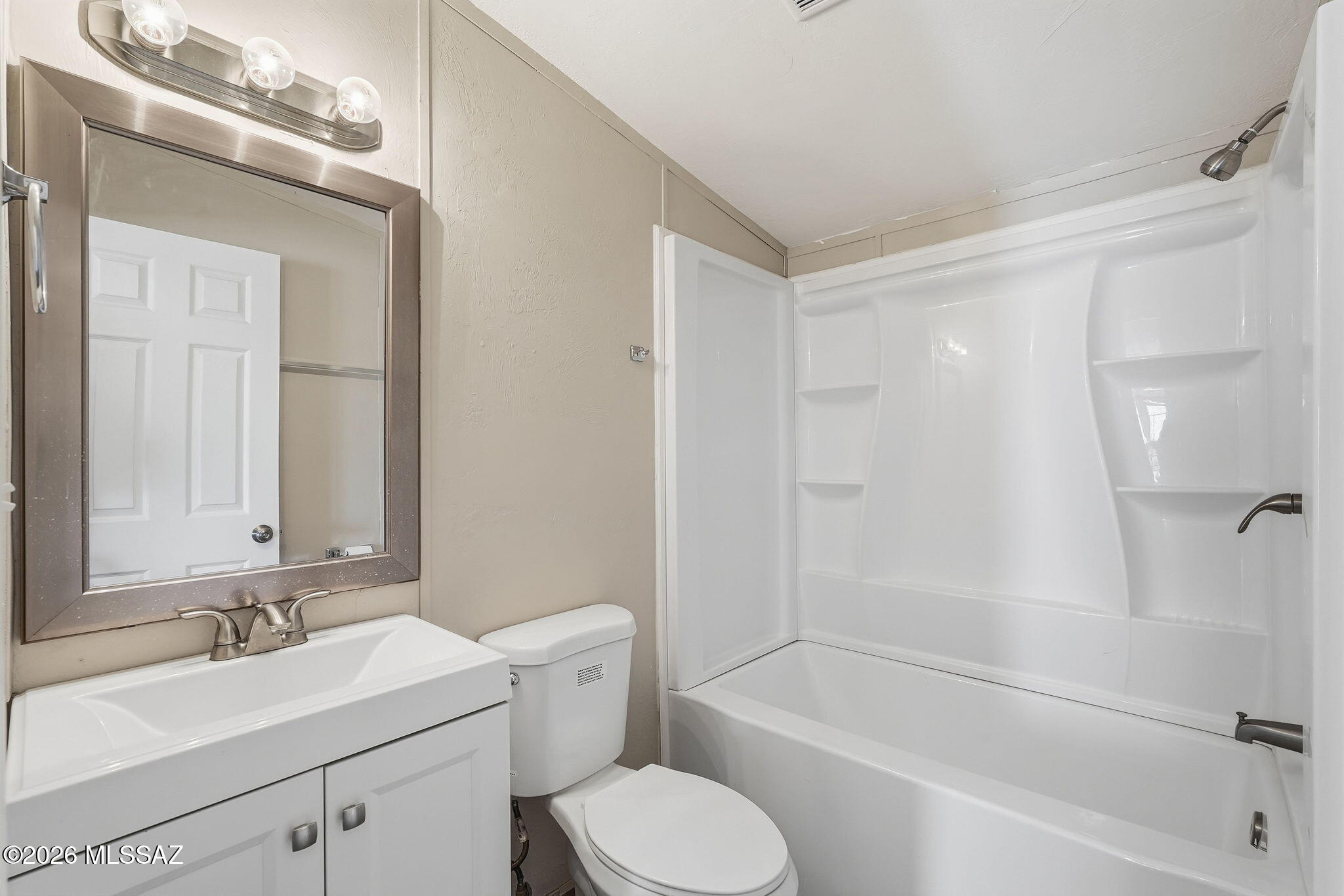8690 South Marstellar Road Tucson, AZ 85736 - Photo 35 of 51 Hallway bath