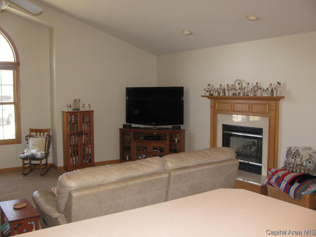 16 Spring Street Riverton, IL 62561 - Photo 5 of 28 Gallery Image 5
