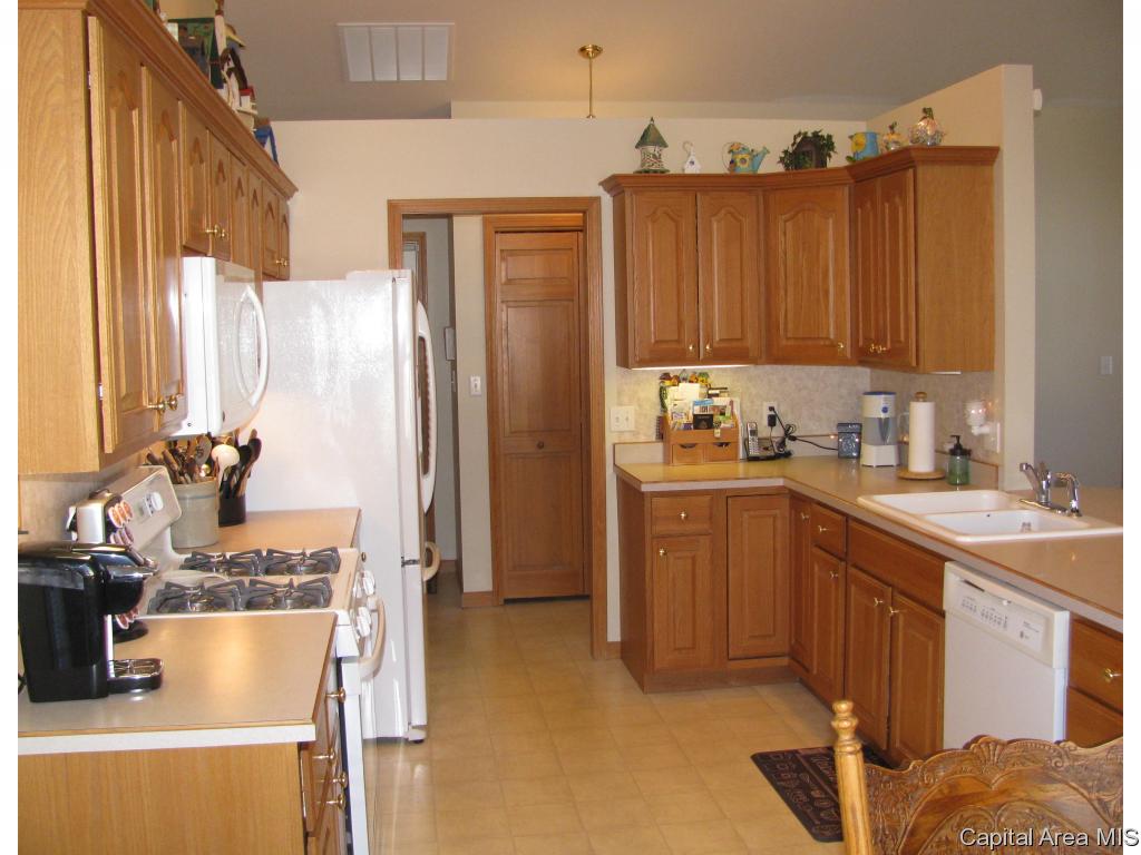 16 Spring Street Riverton, IL 62561 - Photo 6 of 28 Gallery Image 6
