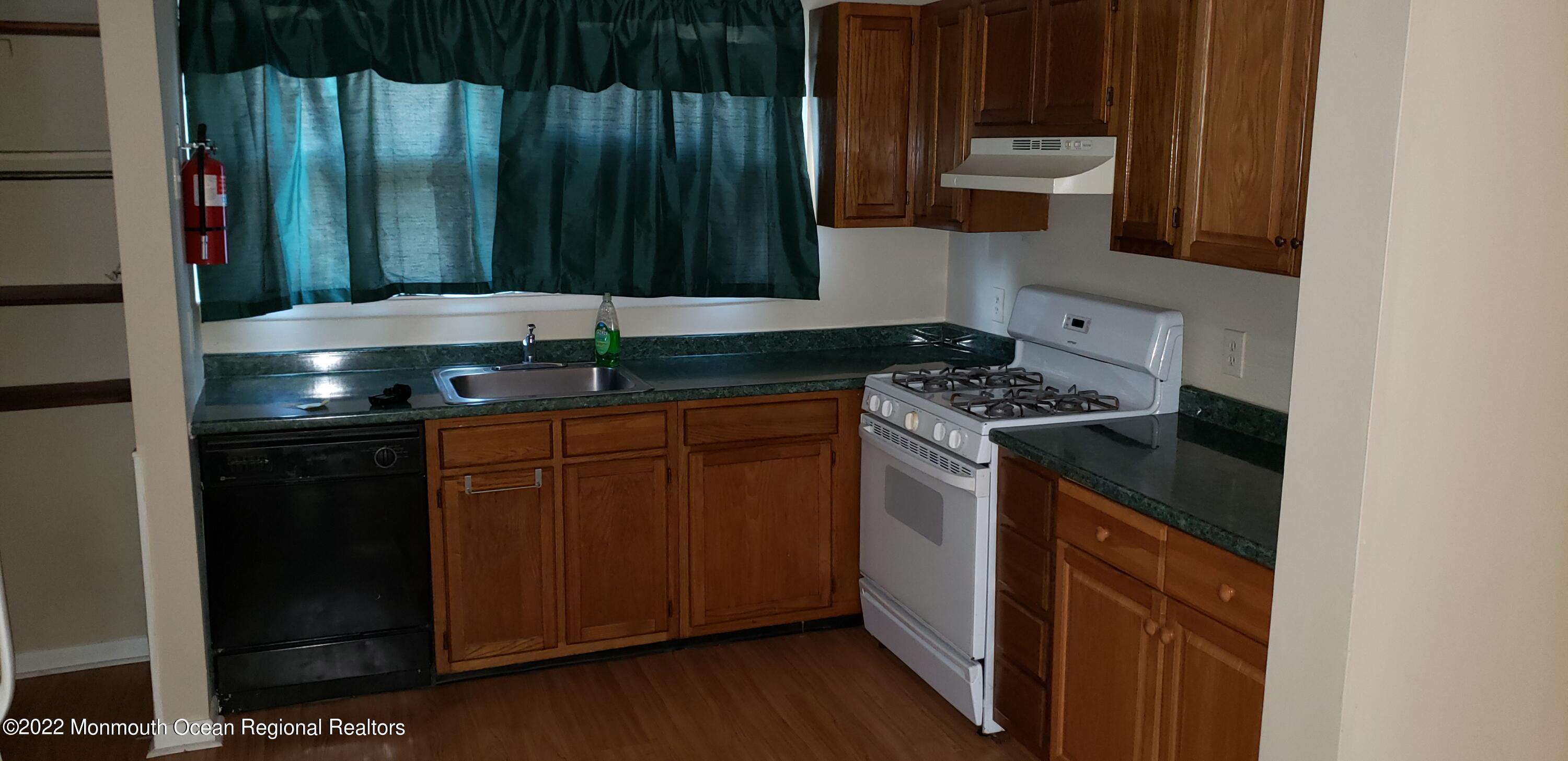 31 Pin Oak Lane Little Egg Harbor, NJ 08087 - Photo 2 of 10 Kitchen, sorry electric off