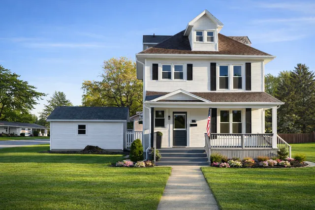 $249,999 | 195 West 3rd Avenue, Clifton, IL 60927