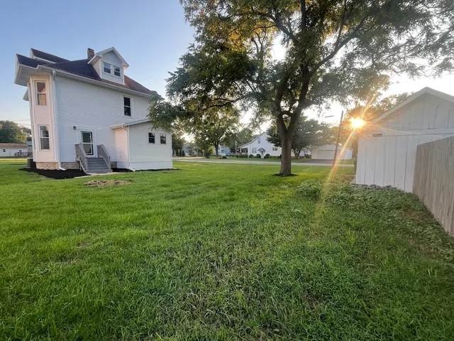 $249,999 | 195 West 3rd Avenue, Clifton, IL 60927