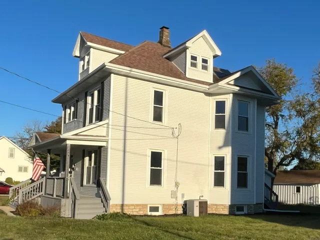 $249,999 | 195 West 3rd Avenue, Clifton, IL 60927