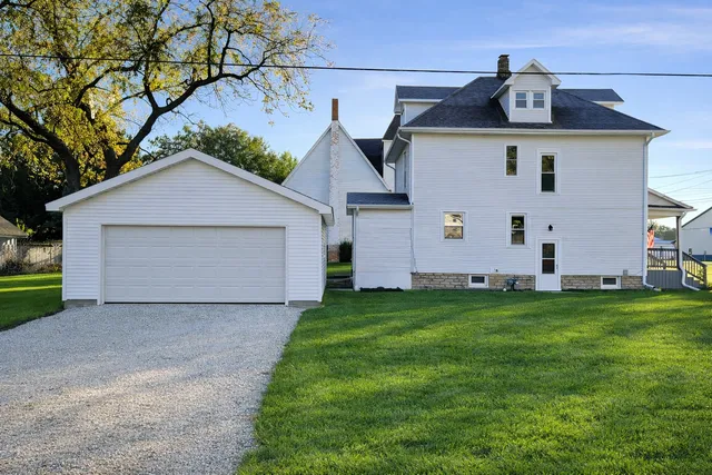 $249,999 | 195 West 3rd Avenue, Clifton, IL 60927