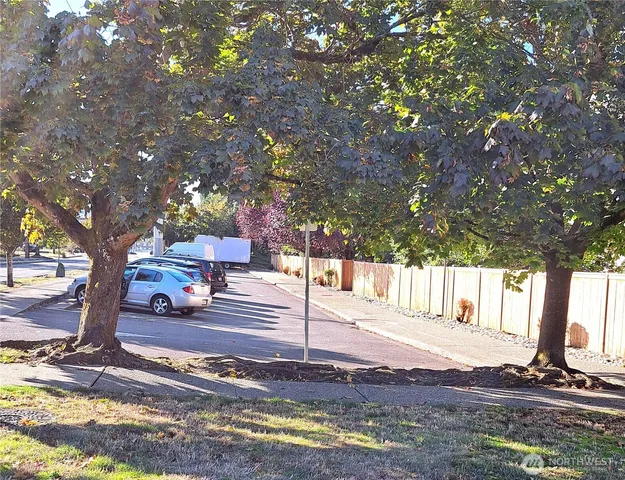 $1,500 | 13717 Linden Avenue North, Unit 215, Seattle, WA 98133