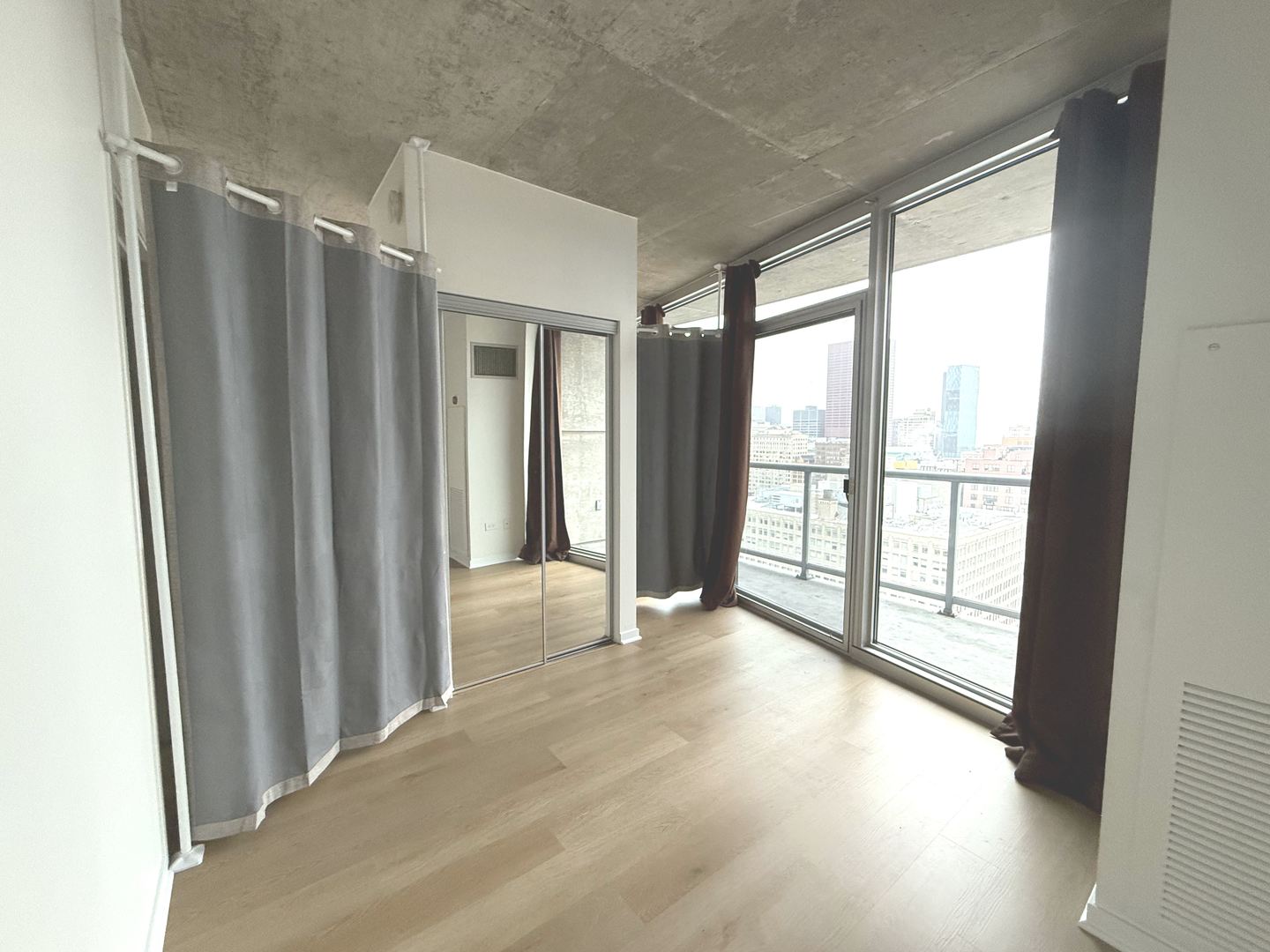 611 South Wells Street, Unit 2301 Chicago, IL 60607 - Photo 21 of 25 a view of an empty room and window