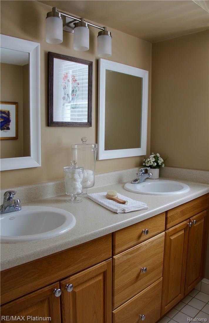 5775 Bullard Road Fenton, MI 48430 - Photo 28 of 50 Upper Level Full Bath.