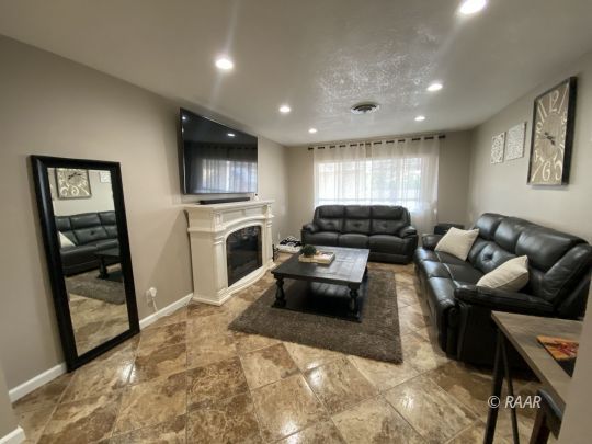 305 Peg Street Ridgecrest, CA 93555 - Photo 4 of 28