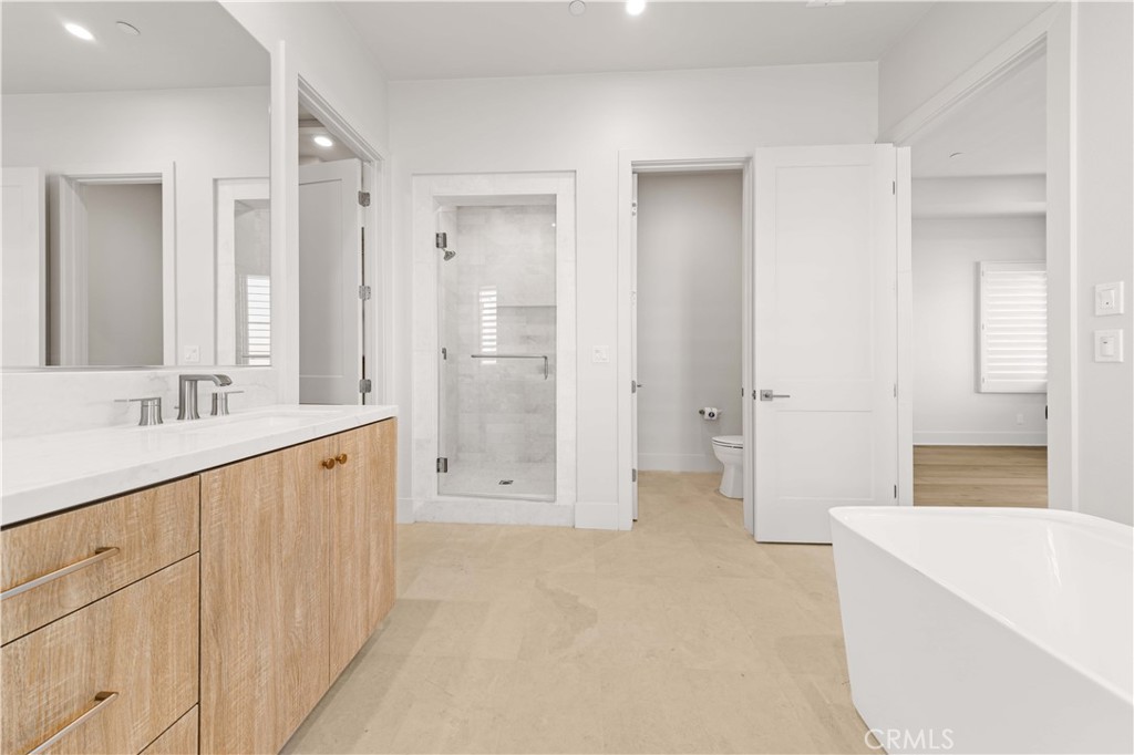 233 Pinnacle Irvine, CA 92602 - Photo 38 of 64 a spacious bathroom with a tub shower sink and mirror