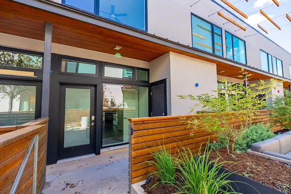 $2,450 | 2002 East 7th Street, Unit 207, Austin, TX 78702