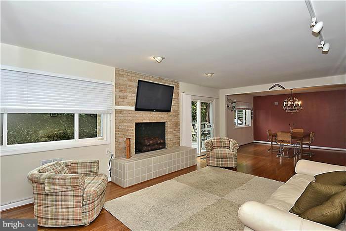 8707 Postoak Road Potomac, MD 20854 - Photo 4 of 30 Living Room