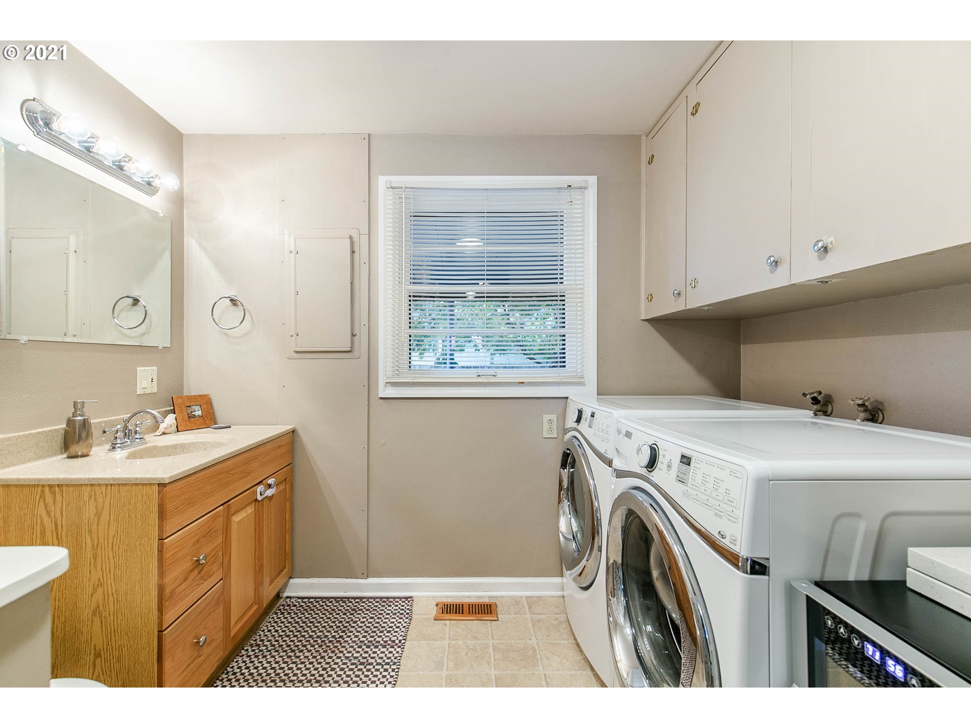 249 8th Street Springfield, OR 97477 - Photo 20 of 32 a utility room with dryer washer and a window