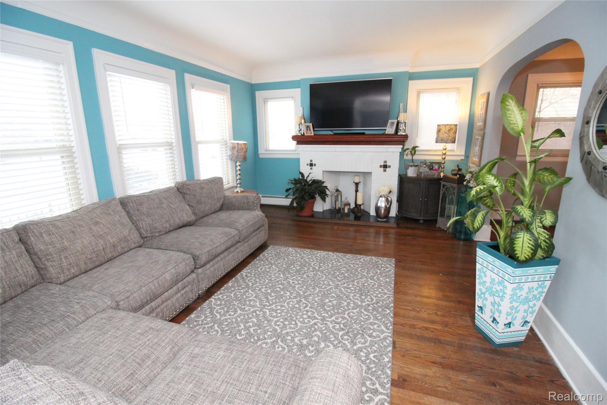 1376 Bedford Road Grosse Pointe, MI 48230 - Photo 3 of 49 IMG_0418.JPG