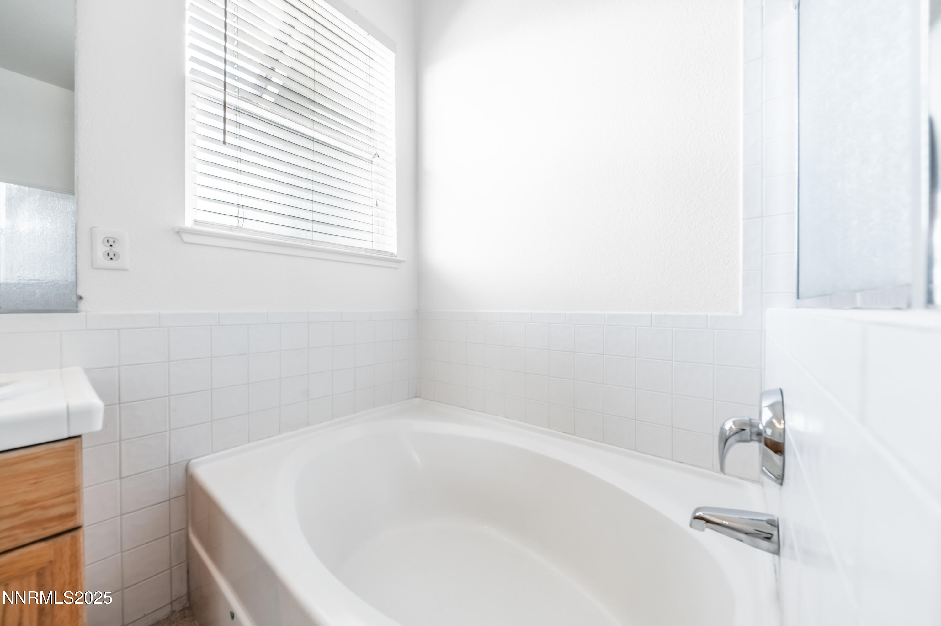 1260 Edgehill Court, Unit ARBOR Reno, NV 89521 - Photo 32 of 50 a bathroom with a bathtub