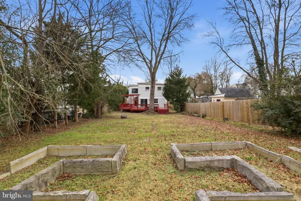 a view of a yard with fountain