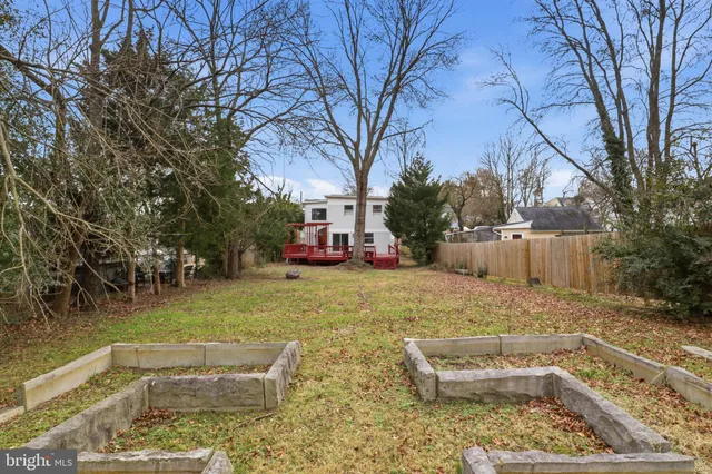 a view of a yard with fountain