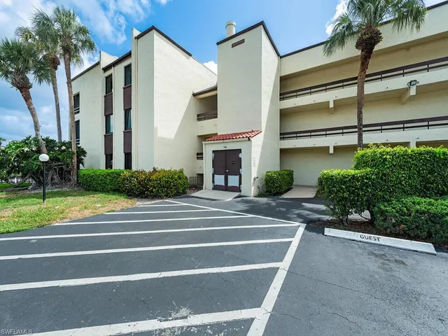 a view of a house with a entertaining space
