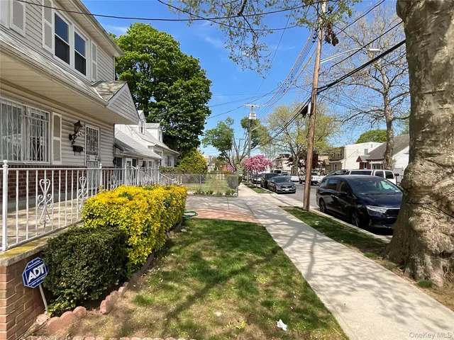 a view of a back yard