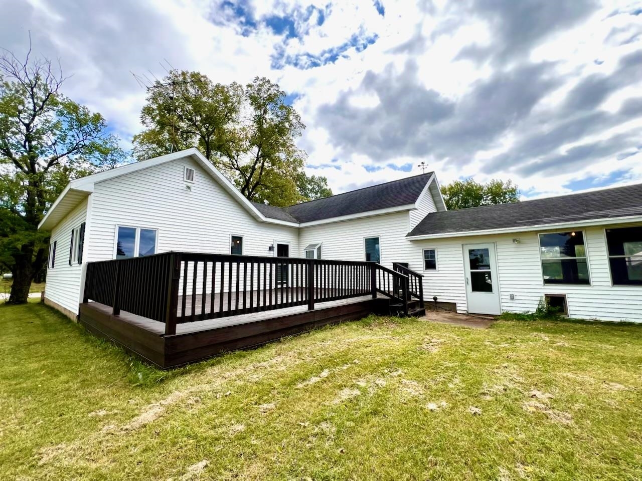 N1053 State Road 22 Waupaca, WI 54981 - Photo 2 of 29