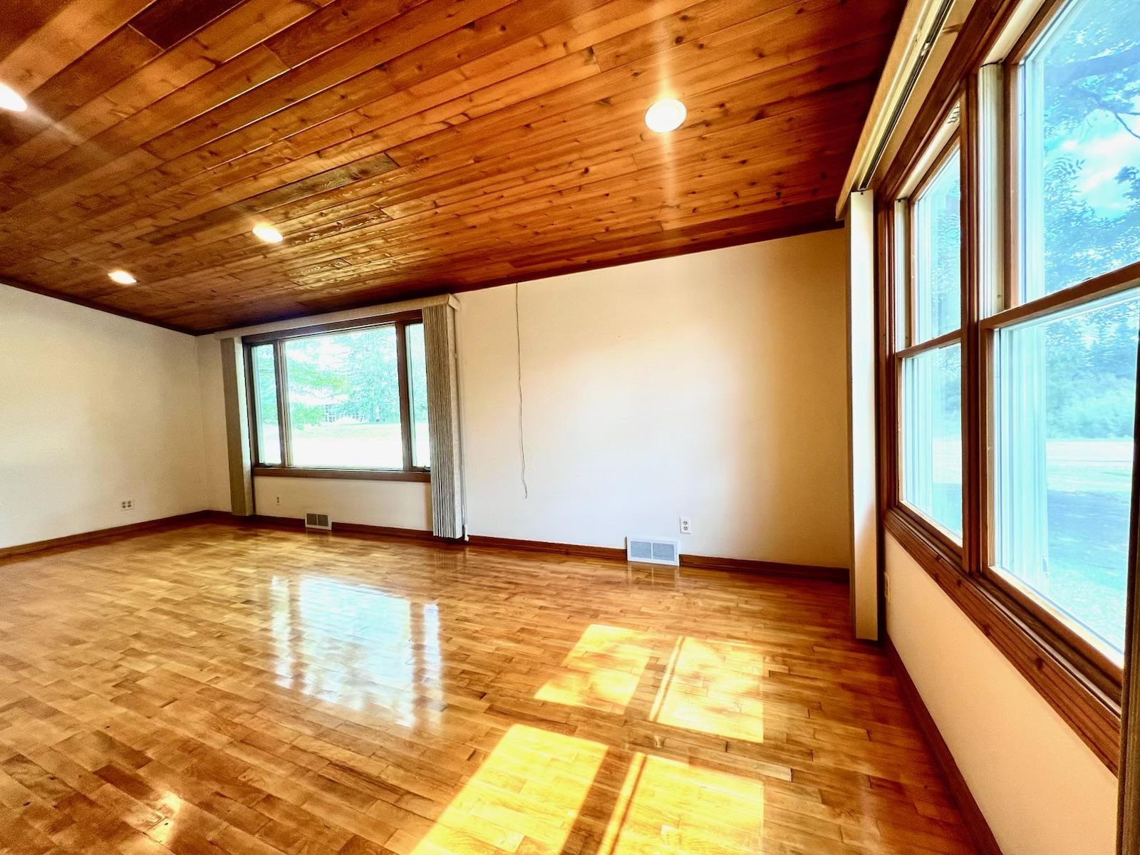 N1053 State Road 22 Waupaca, WI 54981 - Photo 9 of 29