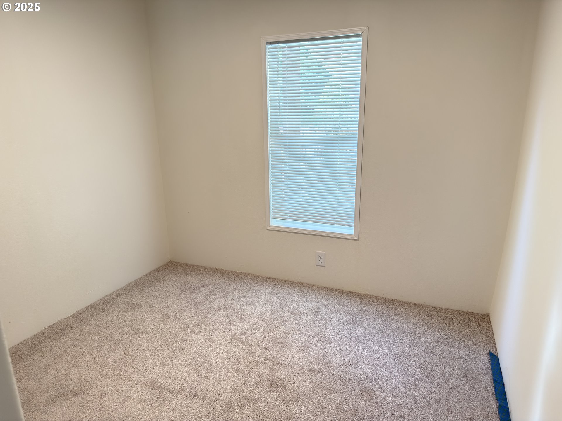 11316 Northeast 28th Street, Unit 3 Vancouver, WA 98682 - Photo 13 of 18 an empty room with a window