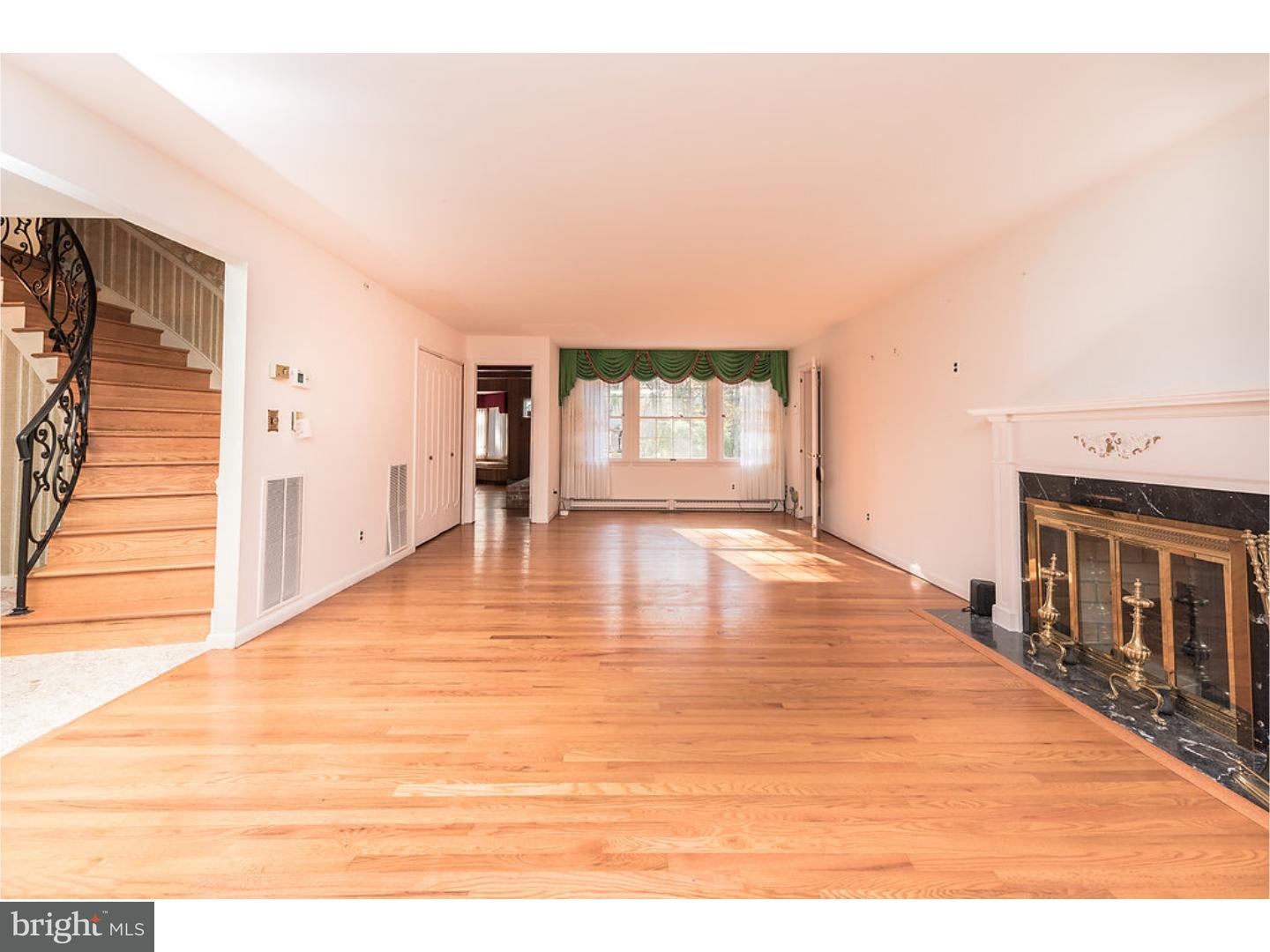 846 South 1st Road Hammonton, NJ 08037 - Photo 6 of 24 Living Room