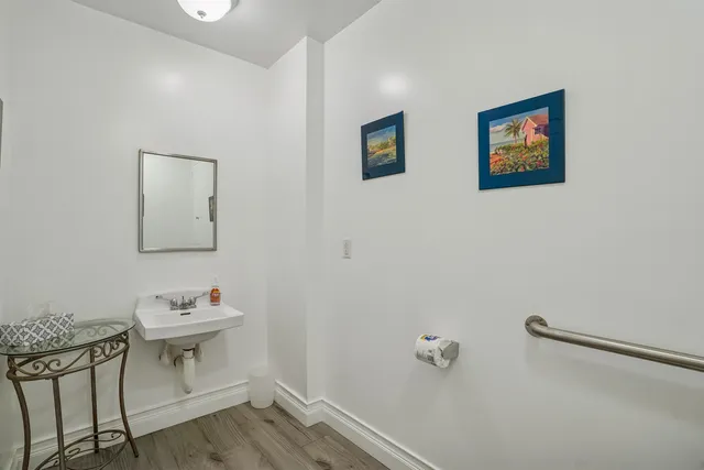 a tree in front of a building